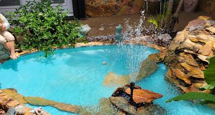 Waterfront Mid Century Cottage w/Pool and Spa- Close to beaches - Sleeps 9