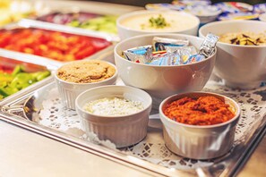 朝食 (ビュッフェ)、毎日提供 (有料)