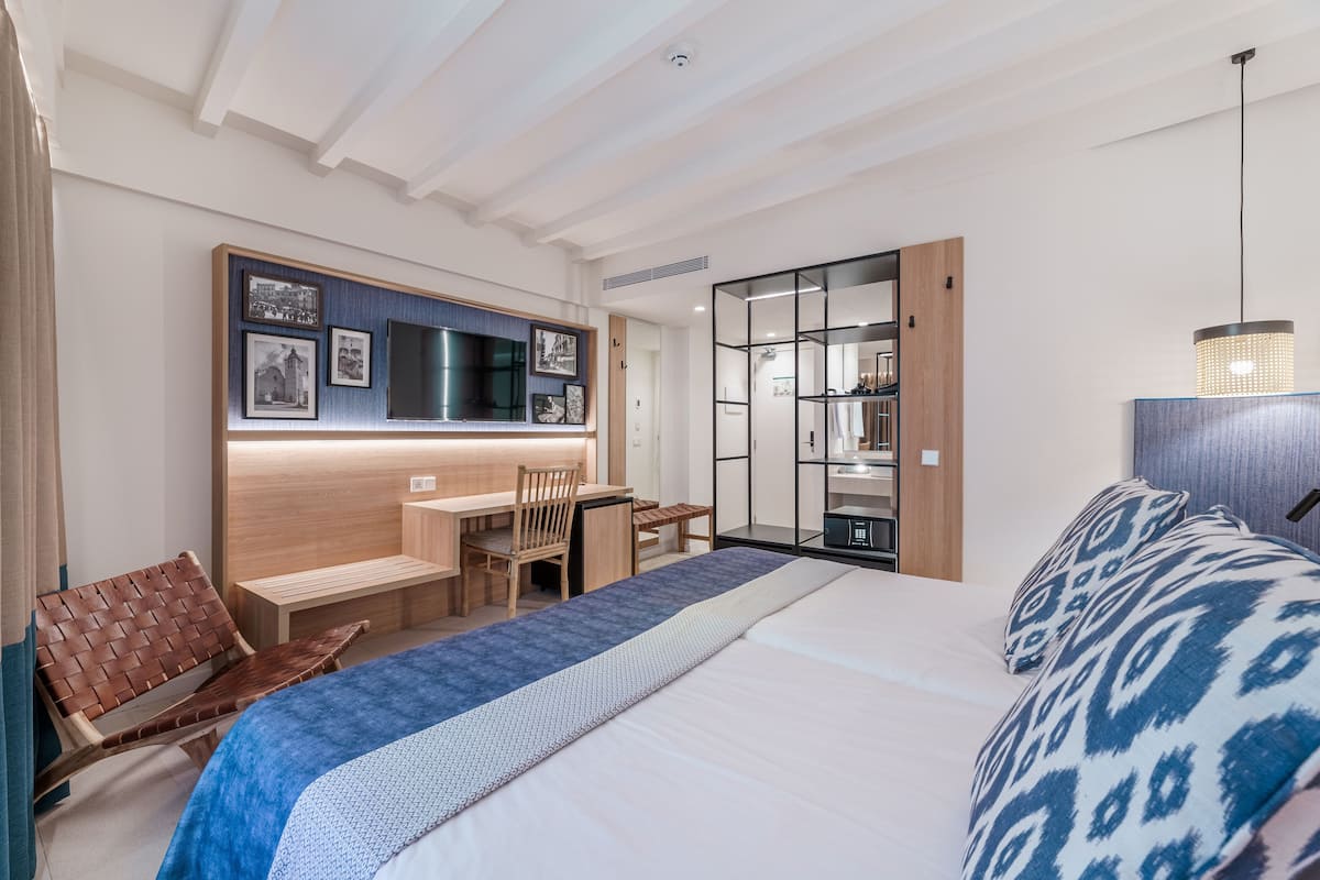 Superior Double Room | Soundproofing, free WiFi, bed sheets