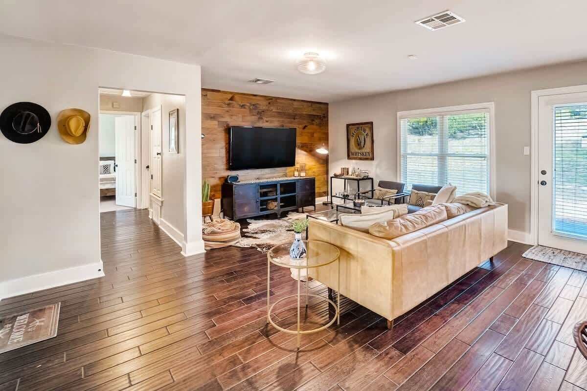 TV, videospill og kontorer