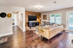 Télévision, jeux vidéo, espaces bureaux