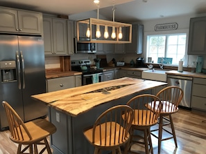 Fridge, microwave, oven, dishwasher - Family home in West Tisbury (West Tisbury)