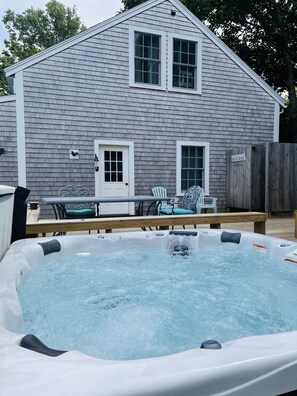 Outdoor dining - Family home in West Tisbury (West Tisbury)