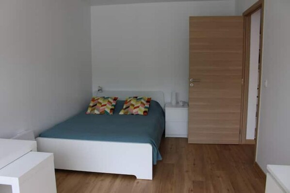 2 bedrooms, desk, travel cot, WiFi