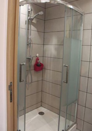 Dusch, hårtork, handdukar och toalettpapper