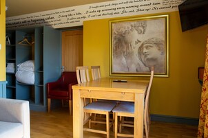 Suite ejecutiva | Zona de estar | Televisión de pantalla plana de 32 pulgadas con canales digitales