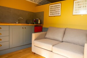 Suite ejecutiva | Zona de estar | Televisión de pantalla plana de 32 pulgadas con canales digitales