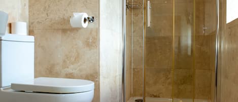 Chambre Standard avec lits jumeaux | Salle de bain | Douche, articles de toilette (gratuits), serviettes fournies, savon