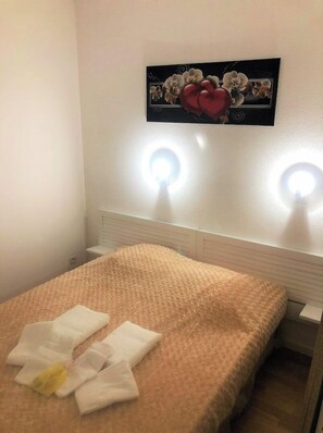 2 chambres, fer et planche Ă repasser, Wi-Fi gratuit, draps fournis