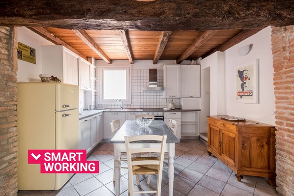 Fridge, microwave, oven, electric kettle - Appartamento San Martino by Wonderful Italy (Bologna)