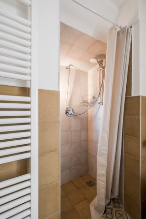 Bruser, hårtørrer, bidet, håndklæder