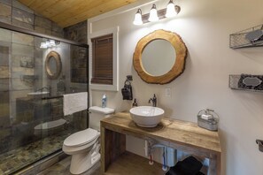 Dusj, hårføner, håndklær og såpe