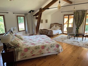 4 chambres, fer et planche à repasser, lit parapluie, Wi-Fi gratuit