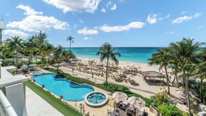 Un complexe hôtelier doté d’une piscine, d’une plage et offrant une vue sur l’océan.