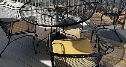 Azalea Cottage 1Br/1Ba with spacious Deck overlooking LKN and 2 Private docks.