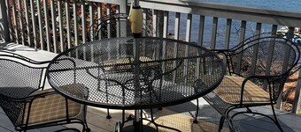 Azalea Cottage 1Br/1Ba with spacious Deck overlooking LKN and 2 Private docks.