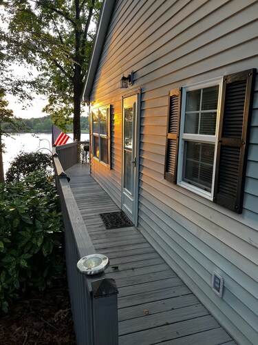 Azalea Cottage 1Br/1Ba with spacious Deck overlooking LKN and 2 Private docks.  