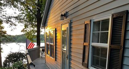 Azalea Cottage 1Br/1Ba with spacious Deck overlooking LKN and 2 Private docks.