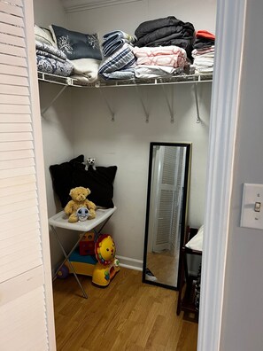 2 habitaciones, tabla de planchar con plancha y wifi gratis 