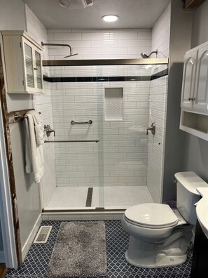 Shower, hair dryer, towels, soap - Azalea Cottage 1Br/1Ba with spacious Deck overlooking LKN and 2 Private docks.   (Mooresville)