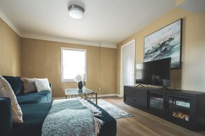 Smart TV - Spacious Home with Pet-Friendly Yard (Charlotte)