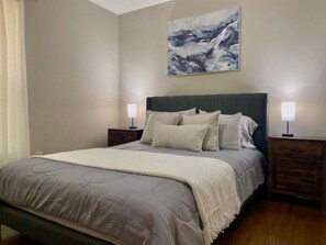 4 bedrooms, desk, iron/ironing board, free WiFi - Spacious Home with Pet-Friendly Yard (Charlotte)