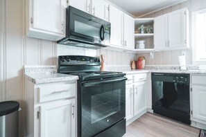 Fridge, microwave, oven, stovetop - Spacious Home with Pet-Friendly Yard (Charlotte)