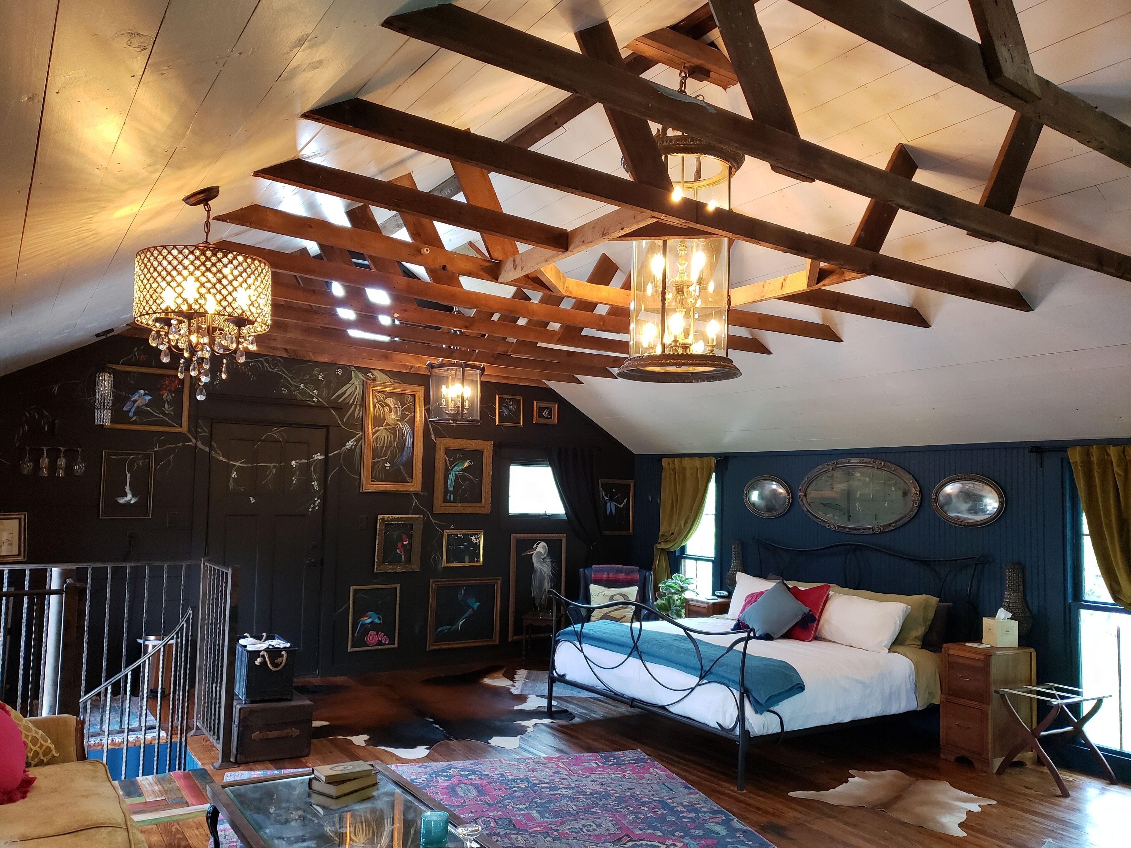Beautiful 1400 ft Carriage House - Spacious Open Floor Plan w/Private Terrace