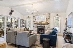 Televisión y chimenea 