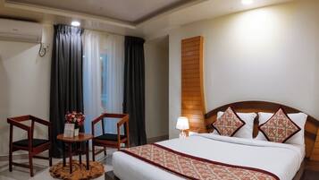 Laptop workspace, blackout curtains, free WiFi, bed sheets