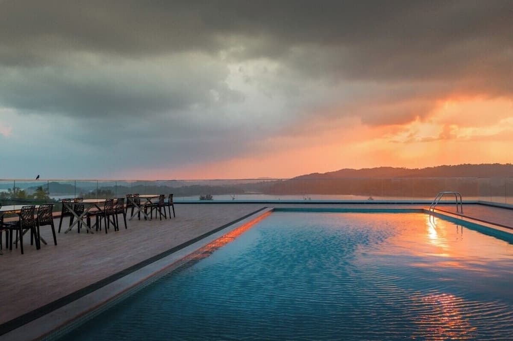 Hotel Hilltop International