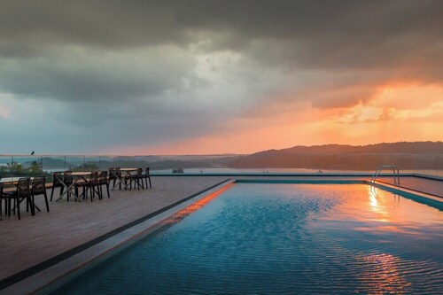 Hotel Hilltop International