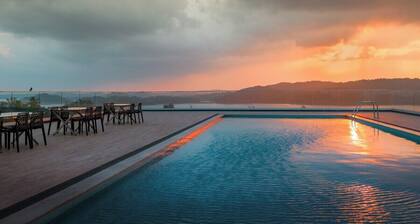 Hotel Hilltop International