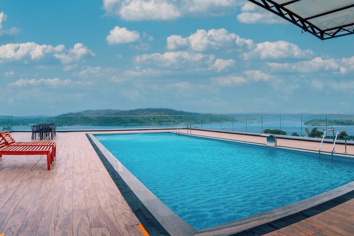 Una piscina cubierta, una piscina al aire libre