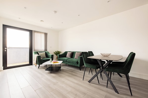 Apartment, 2 Schlafzimmer, Balkon | Wohnbereich | 32-Zoll-LED-Fernseher mit Digitalempfang, Fernseher