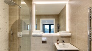 Departamento, 3 habitaciones, balcón | Baño | Amenidades de baño gratuitas, secadora de cabello, toallas, jabón 