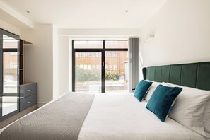 Superior Two Bedroom Apartment | Premium bedding, desk, iron/ironing board, free WiFi - Charles Hope Apartments Brentford (Brentford)