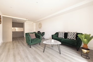 Superior-Apartment, 2 Schlafzimmer | Wohnbereich | 32-Zoll-LED-Fernseher mit Digitalempfang, Fernseher
