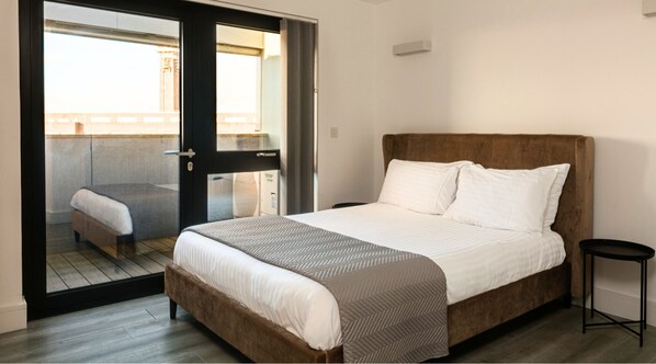 Three Bedroom Apartment - Balcony | Premium bedding, desk, iron/ironing board, free WiFi - Charles Hope Apartments Brentford (Brentford)