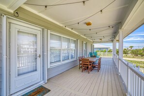 Outdoor dining - Beautiful 4 Bedroom home just steps to the beach / Sleeps 10! (Pensacola Beach)