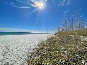 Een strand met heldere lucht en zonlicht.