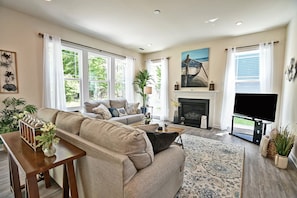 Smart TV, fireplace, books - Sleeps 10 - Pristine 4BD, 3.5 Bath Home located just 2 miles to Bethany Beach, DE in the Ocean View Beach Club community! Pool, Fitness Center, Sauna, Multi Sport Court, Weekend Shuttle! (Ocean View)