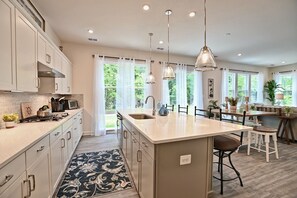 Kylskåp, mikrovågsugn, ugn och spishäll