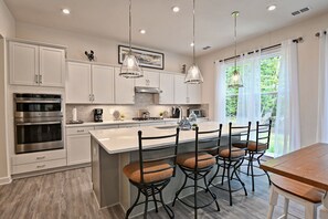 Kylskåp, mikrovågsugn, ugn och spishäll