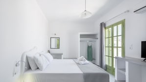 Une chambre à coucher moderne avec un lit, une table de chevet et un téléviseur.