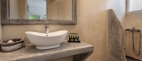 Economy Double Room | Bathroom