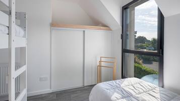 8 chambres, fer et planche Ă repasser