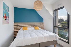 8 chambres, fer et planche Ă repasser