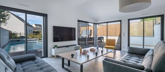 Modern house with pool for 15 - Center town