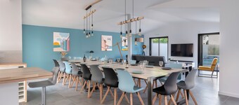 Modern house with pool for 15 - Center town